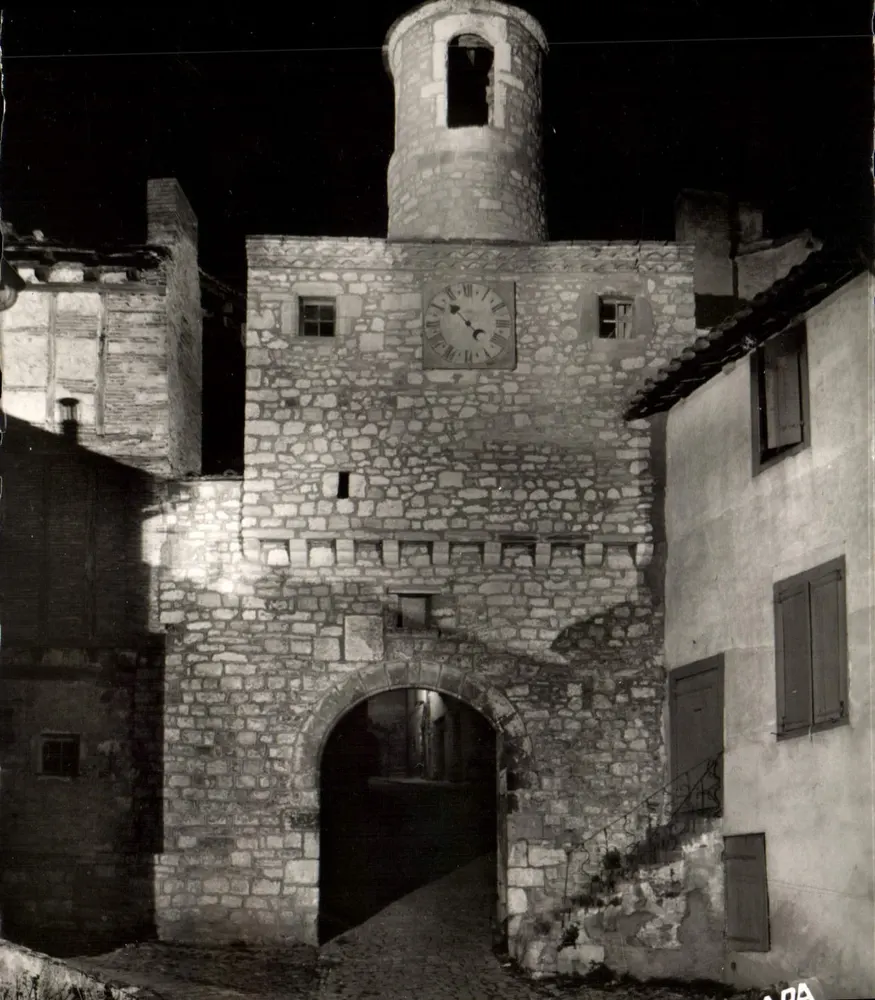 Tor der Uhr in Cordes — Nachtsicht — APA-POUX Ansichtskarten-Gesellschaft - ALBI, Nr. 511 - Vorderseite