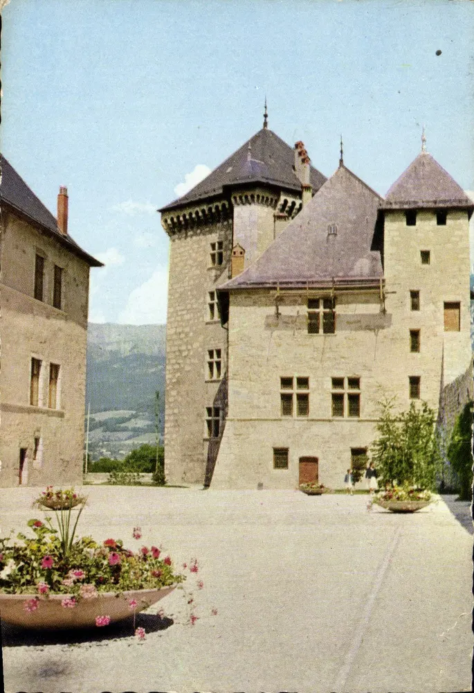 Cour intérieure du château des Ducs de Nemours — Annecy — Éditeur Ektachrome, n° 1019 - Recto
