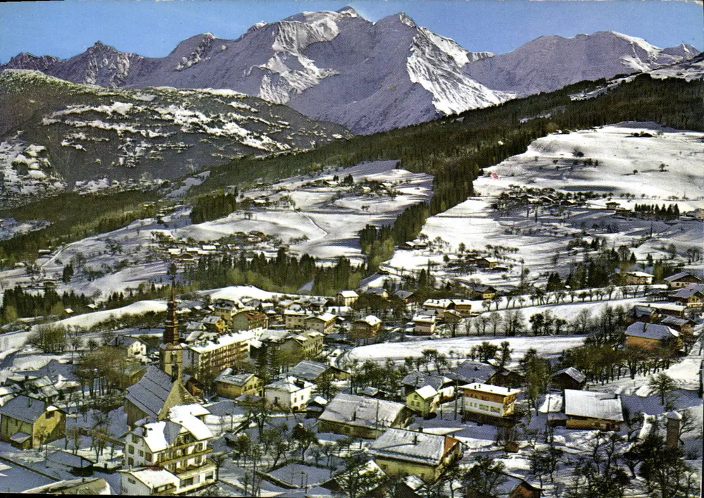 Combloux — allgemeine Luftaufnahme. Im Hintergrund der Mont-Blanc — Verlag TELE S.A. - 74 - Annecy - Vorderseite