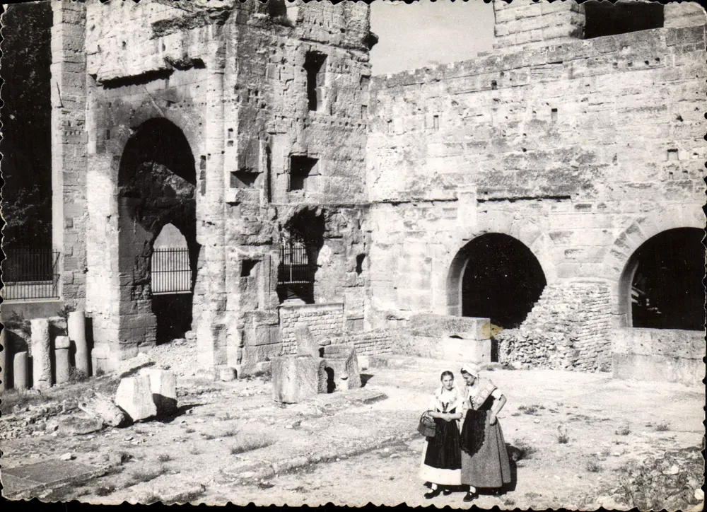 Antikes Theater von Orange — Junge Landfrauen — Éditions Photos d'Art de Provence - Vorderseite