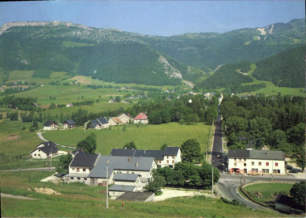 Lans-en-Vercors (38 - Isère) — vue panoramique — Cliché et réalisation éditions Grenoble, n° 38 BU 12 - Recto