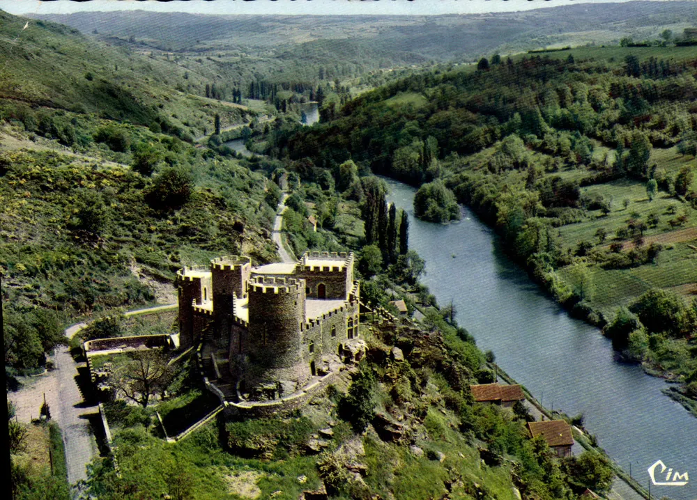 Castelo feudal de Chouvygné — Vista aérea face oeste — Cim - Frente
