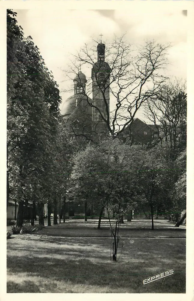 Igreja dos Carmelitas - Paris 6º — Le Campanile — Editor Express - Frente