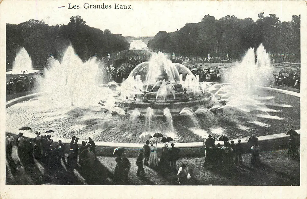 Les Grandes Eaux — Monumentalna fontanna z tłumem — Wydawca nieznany - Awers