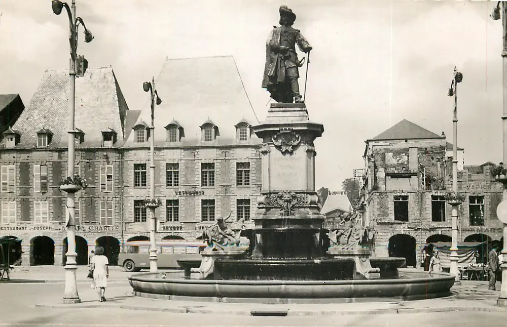 Charleville-Mézières — Estátua de Charles de Gonzague — Edições O.P. Paris - Frente