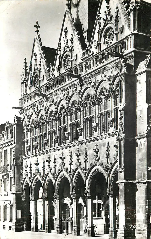 St-Quentin (Aisne) — Fassade des Rathauses — Combies (S.-et-L.) - Vorderseite