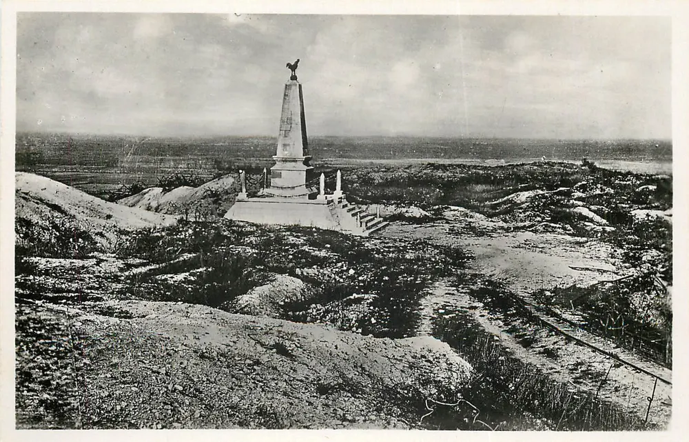 Die Éparges — Denkmal am Gipfel des Éperon für die 12. Division — Ossuar von Douaumont - Vorderseite