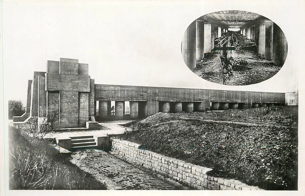 Monumento da Tranchée des Paionnettes — A. Ventre arquiteto — Ossuário de Douaumont - Frente