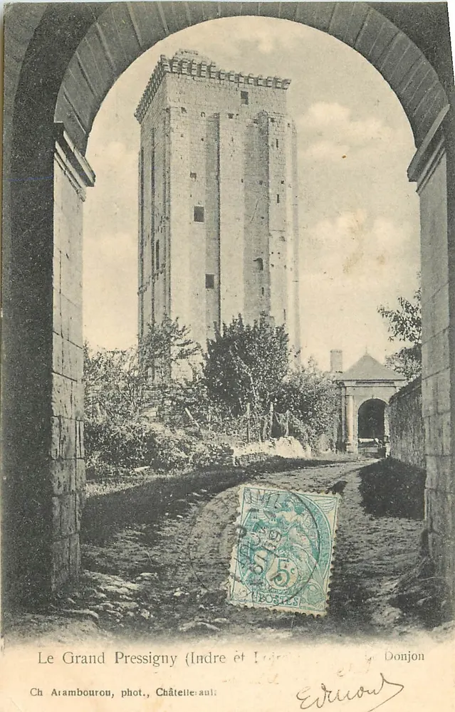 Le Grand Pressigny (Indre-et-Loir) — Wachttoren — Ch. Arambourou, fot. Châtelle-aux-Loups - Voorkant