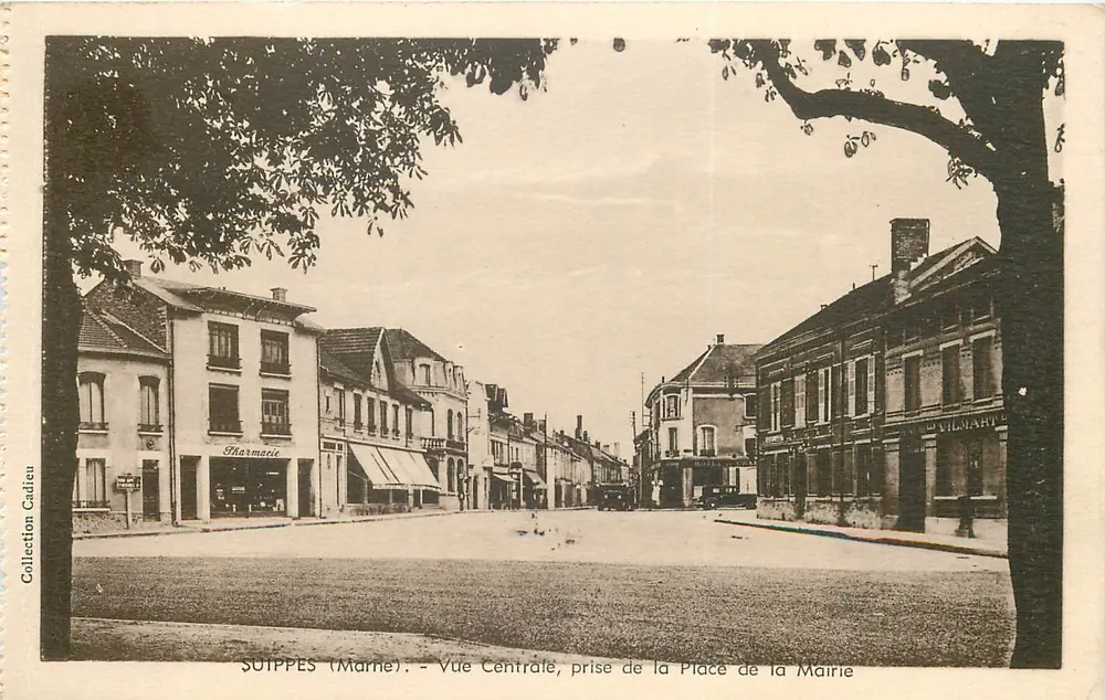 SUIPPES (Marne) - Zentralansicht, Blick auf den Rathausplatz - Vorderseite