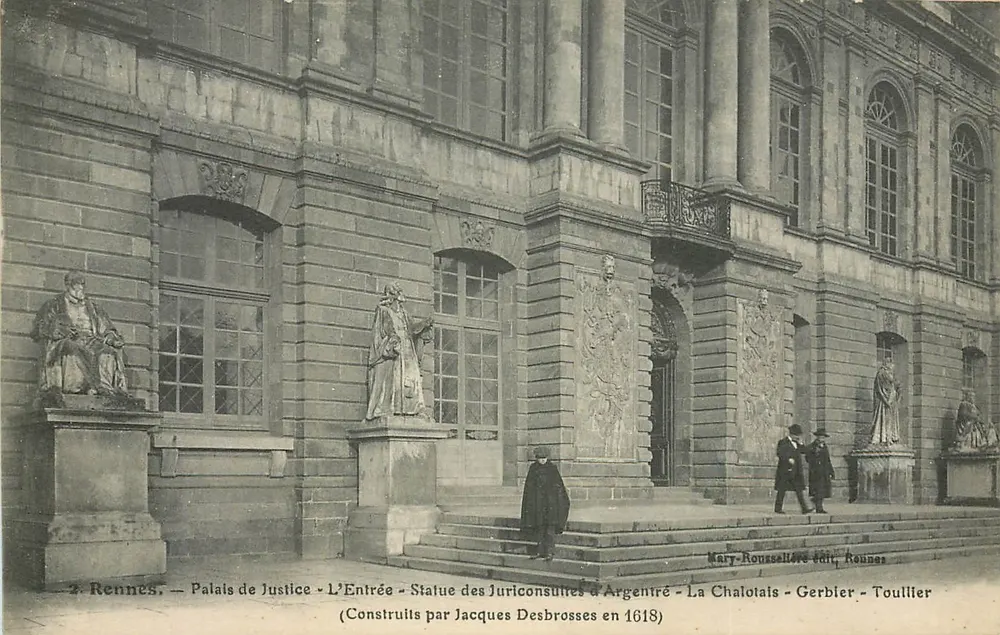 Rennes — Palast der Gerechtigkeit — Der Eingang — Statue der Juriconsults von Argentré — Von Jacques Desbrosses im Jahr 1618 errichtet — Verlag Mary-Roussellière Rennes - Vorderseite