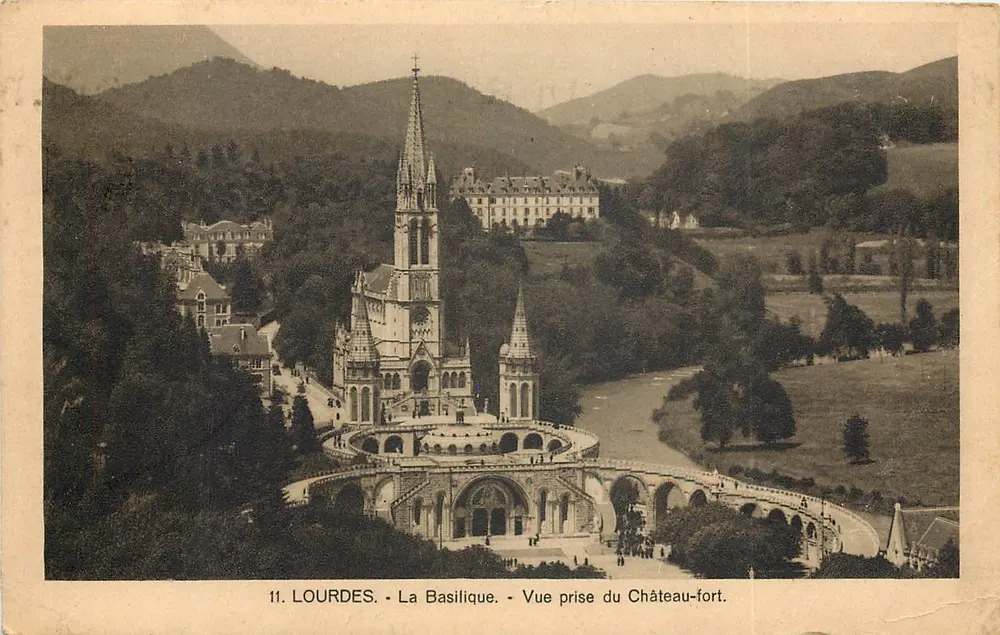 Lourdes - Die Basilika - Aussicht vom Schlossfelsen - Vorderseite