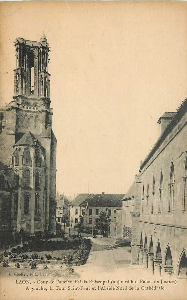 Laon - Cour do antigo Palácio Episcopal (atualmente Palácio de Justiça) — Torre São Paulo e Abside Norte da Catedral — E. Chollet, editor, Laon - Frente