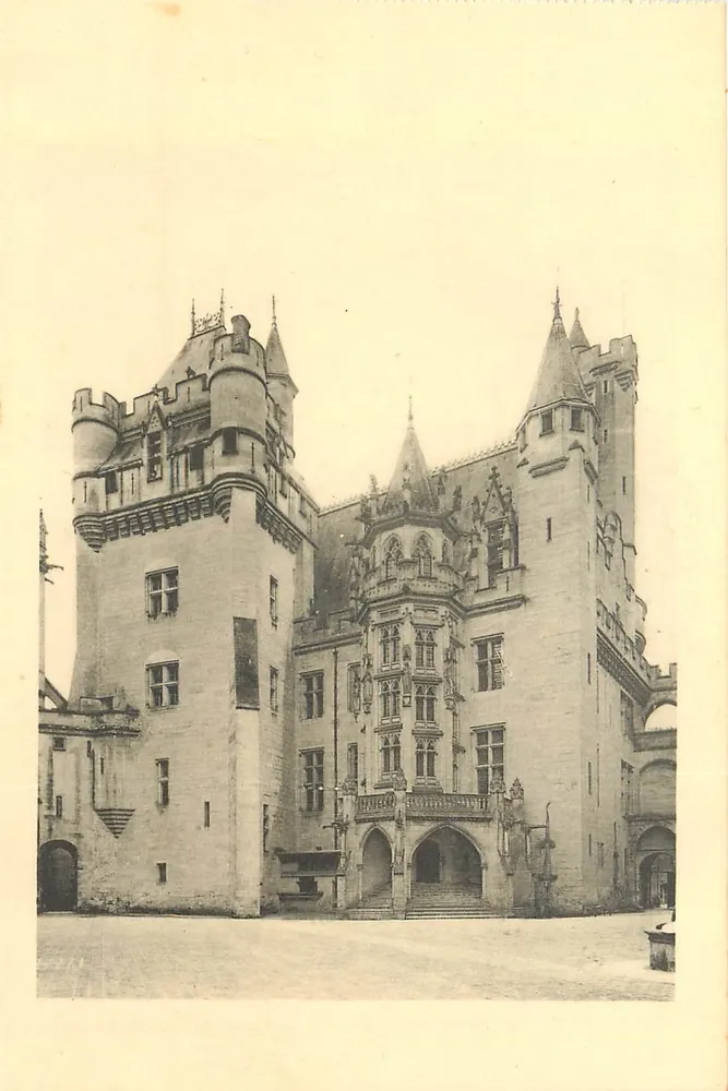 Castelo de Pierrefonds — Torre de Vigia e Escada de Honra — Edição dos Monumentos Históricos, Paris, VIIIe - Frente
