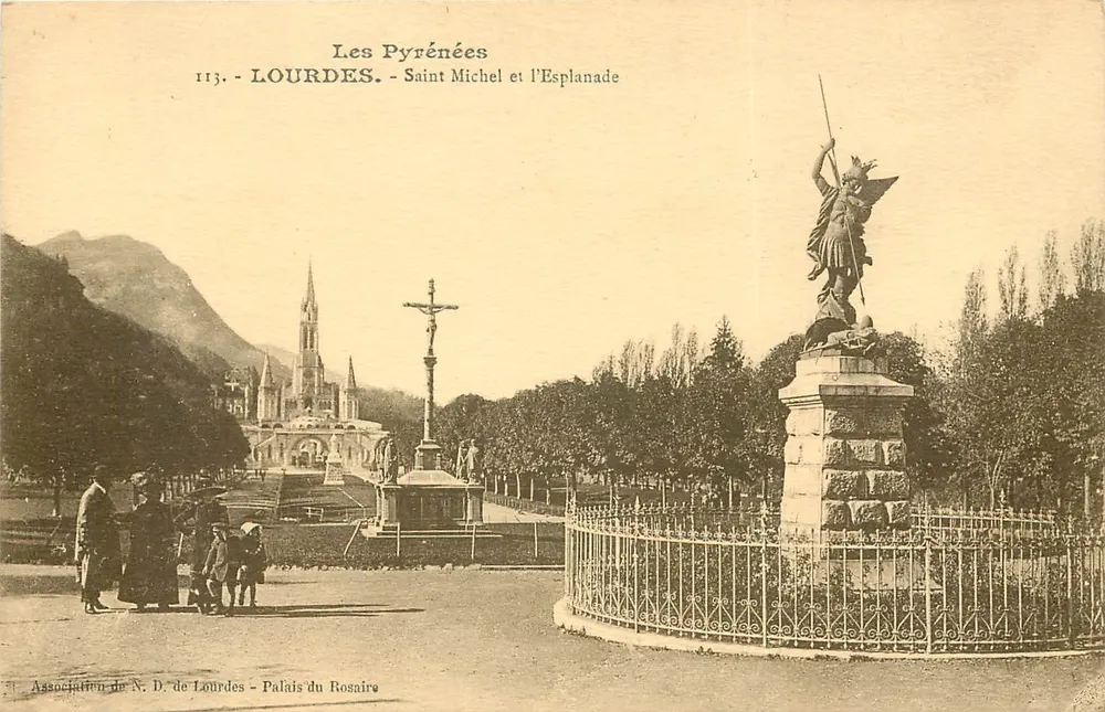 Lourdes - São Miguel e a Esplanada — Associação da Nossa Senhora de Lourdes - Palácio do Rosário - Frente