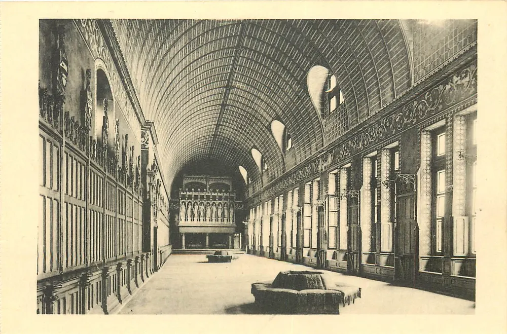 Castelo de Pierrefonds — Sala das Preuses — Edição dos Monumentos Históricos, Paris - Frente