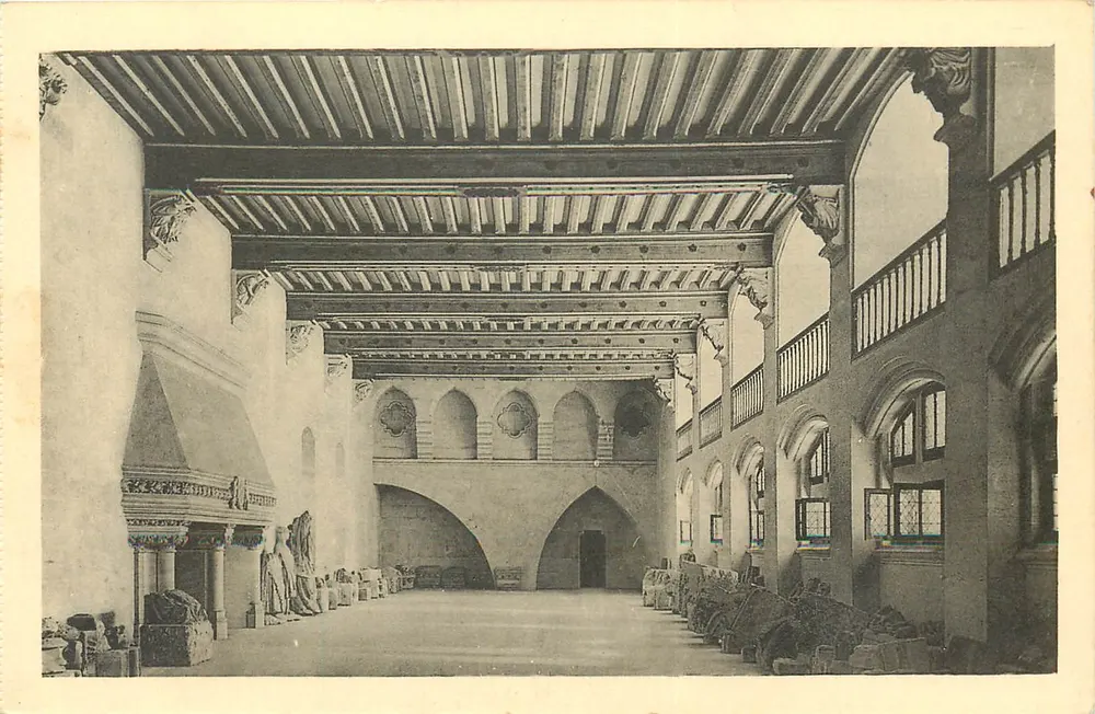 Castelo de Pierrefonds — Sala dos Guardas — Edição dos Monumentos Históricos, Paris - Frente