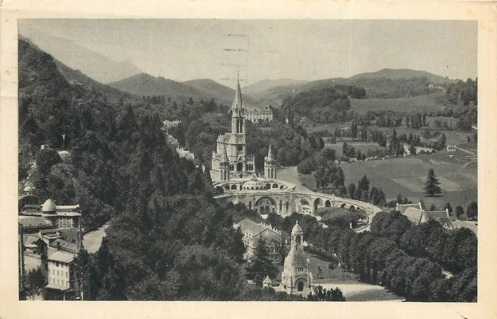Lourdes — La Basilique vue du Château fort — Édition photo O. Hardy - Recto