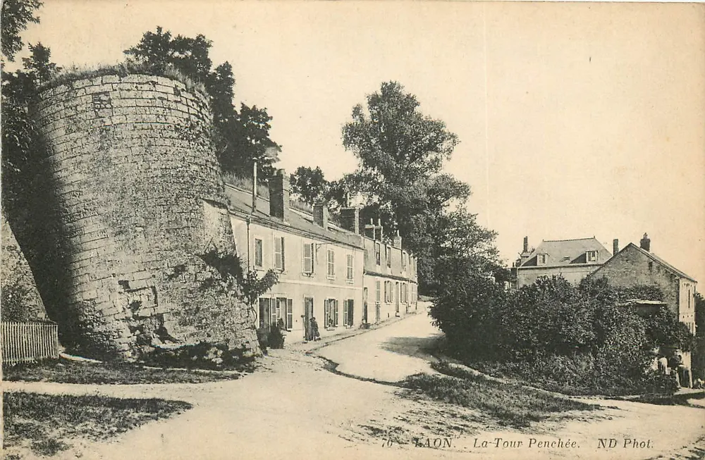 Laon - A Torre Inclinada — vista da torre inclinada e das casas ao redor — ND Phot. - Frente