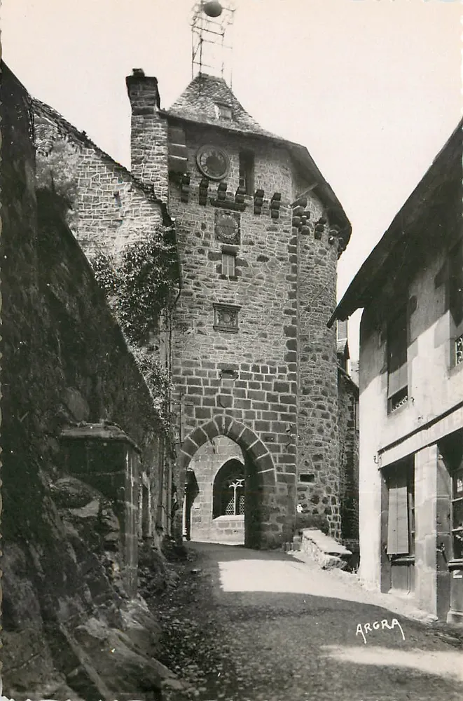 Salers (Cantal) — La Tour de Beffroi — Les Arts Graphiques de Toulouse - Recto