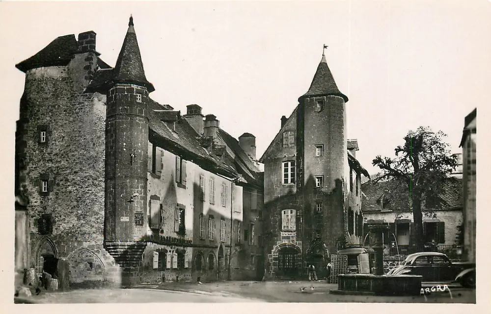 Salers (Cantal) — A Grande-Place — Les Arts Graphiques Toulouse - Frente