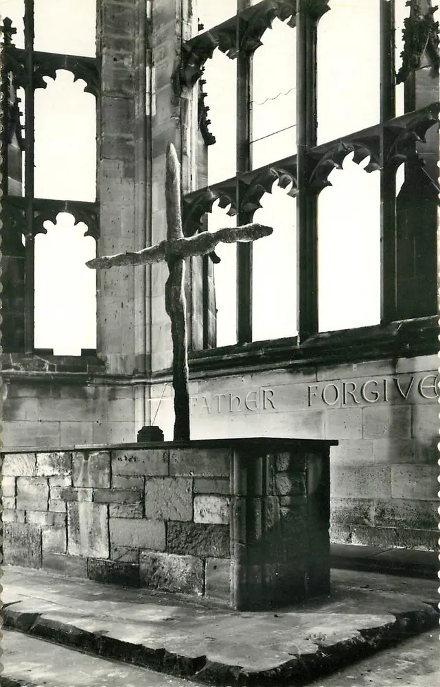 Coventry Cathedral — Altar und Nietenkreuz — C.C.II - Vorderseite