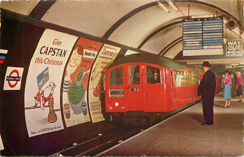 Piccadilly Circus — Estação com trem da Linha Bakerloo — editor The Photographic Greeting Card Co. Ltd. n° C16383 - Frente