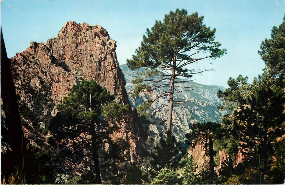 Les Calanques — Aglomerado de rochedos graníticos no meio de uma intensa vegetação — COULEURS ET LUMIÈRE DE FRANCE, n° 7210 - Frente