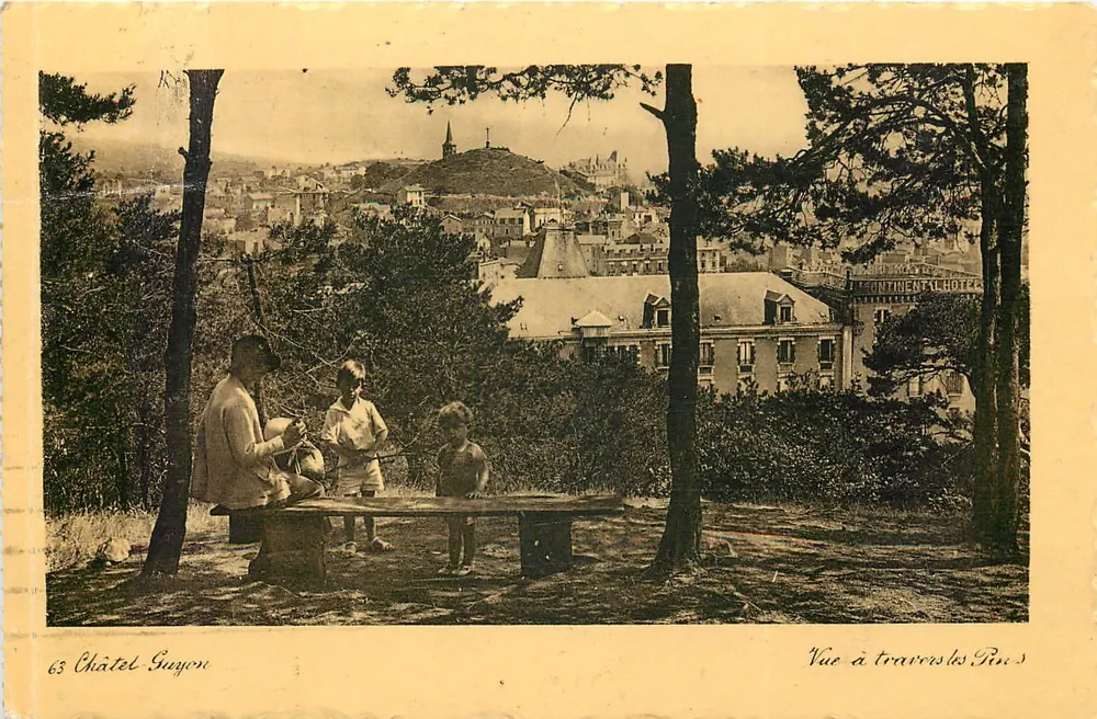 Vista através dos Pinheiros — Châtel-Guyon — Edição Orliac, n°63 - Frente