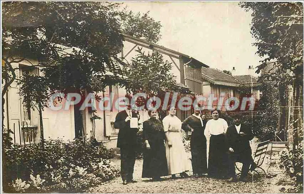 Groupe de personnes devant une maison — jardin — éditeur inconnu - Recto