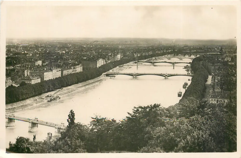 Lyon — Perspectiva dos pontes sobre o Rio Ródano — Victor-Hugo, Lyon - Frente