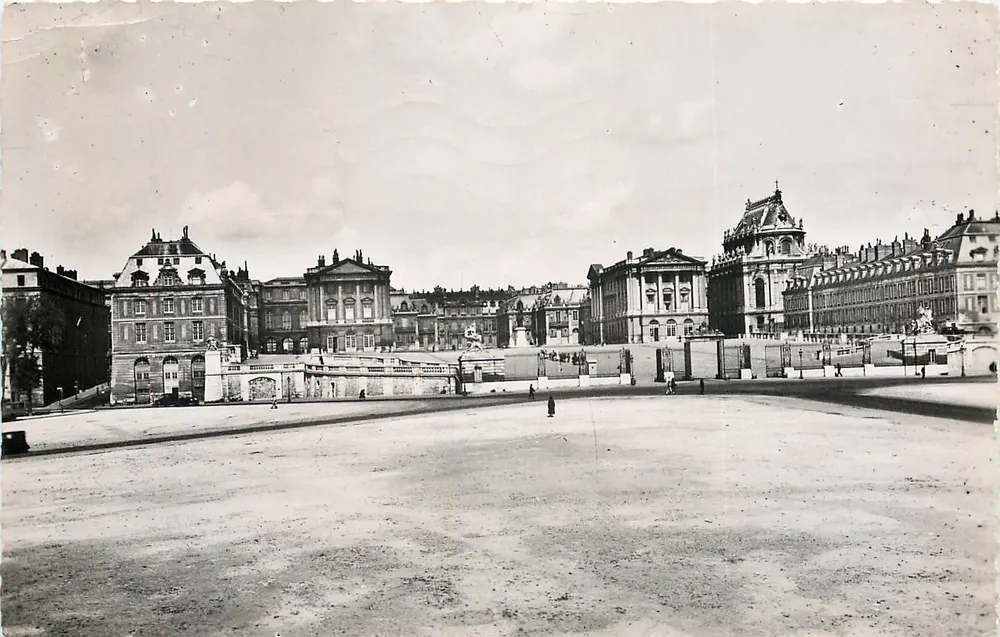 Versailles — O Castelo e a Praça das Armas — Edições do Círculo, Paris - Frente