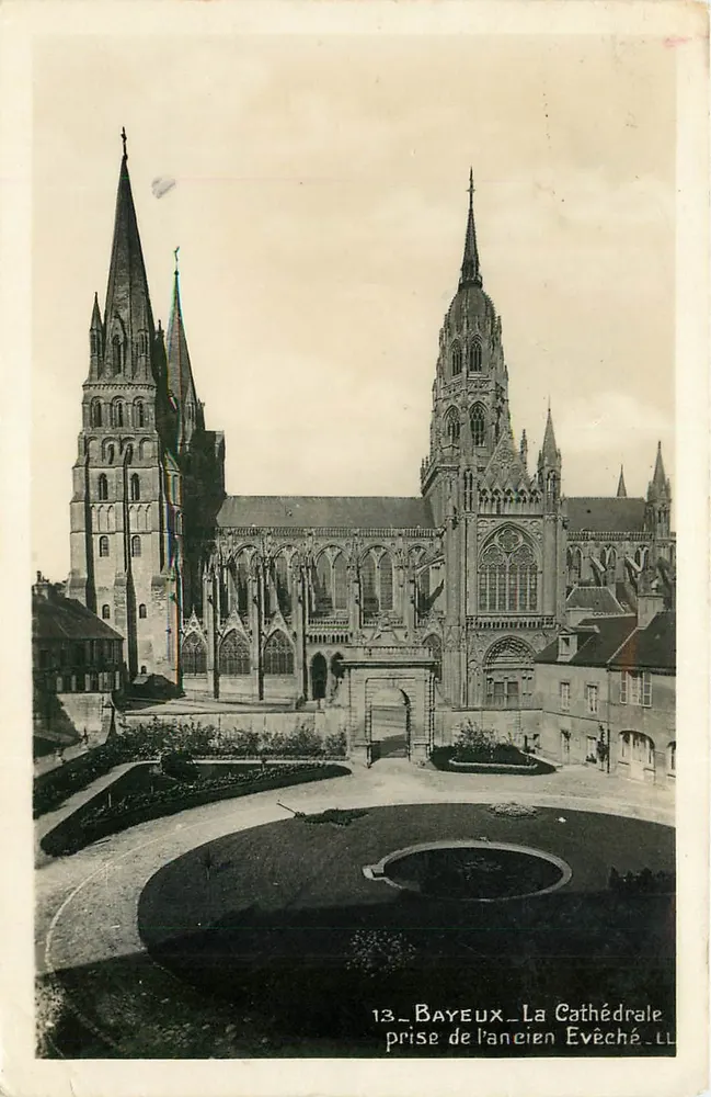 Bayeux — La Cathédrale prise de l'ancien Evêché — LL n°13 - Recto
