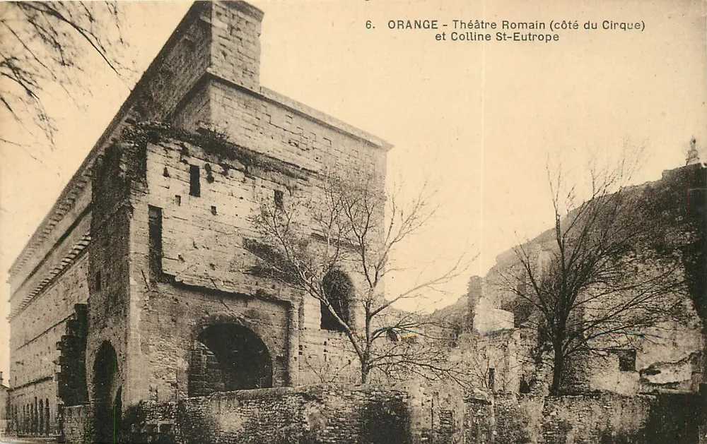Orange - Théâtre Romain (côté du Cirque) et Colline St-Eutrope - Recto
