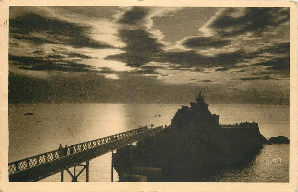 Sonnenuntergang über den Rocher de la Vierge — Biarritz (Basken-Pyrenäen) — Les Éditions d'Art Vivant, Paris - Vorderseite