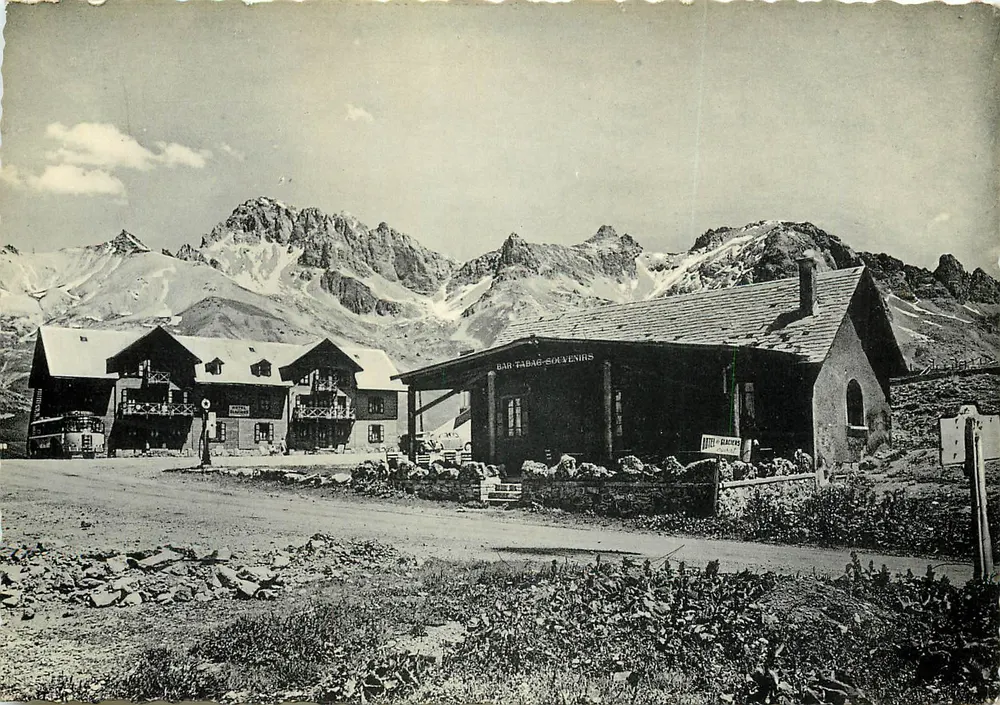 Col du Lautaret — Les Hôtels et le Galibier — CPA des Arts Photographiques - Recto
