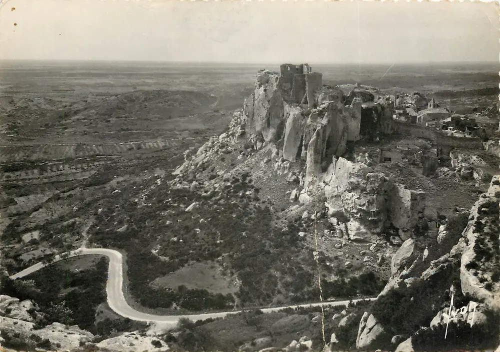 Les Baux (B.-du-R.) — Vue d'ensemble, route de St-Rémy — Éditions d'Art, Paris - Recto