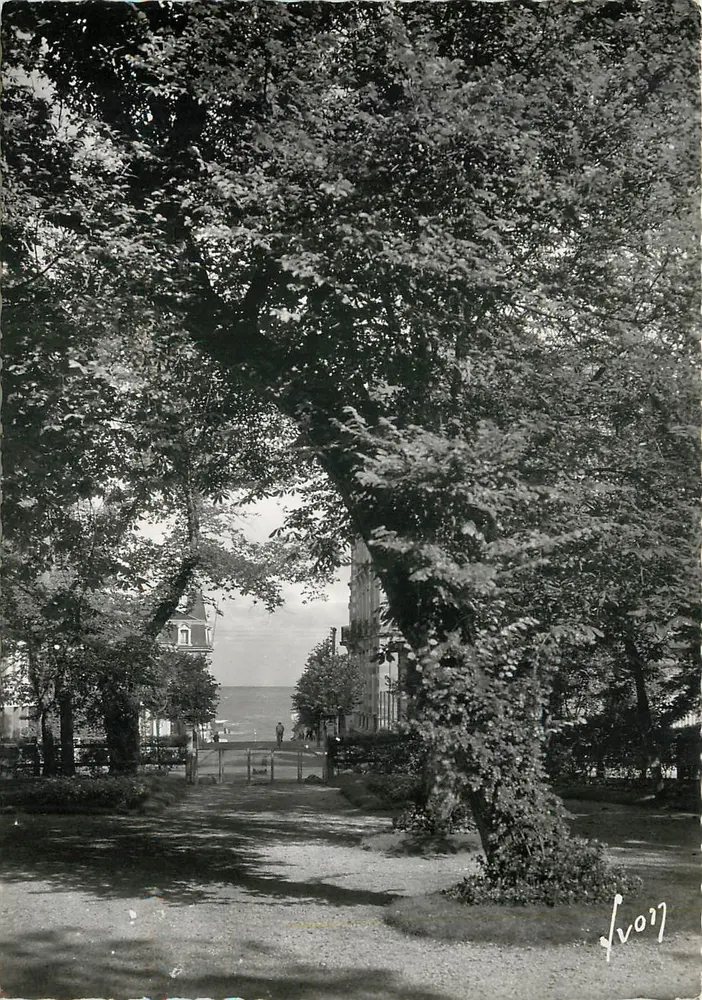 Houlgate (Calvados) — Square de la mer — Les Éditions d'Art, Paris - Frente