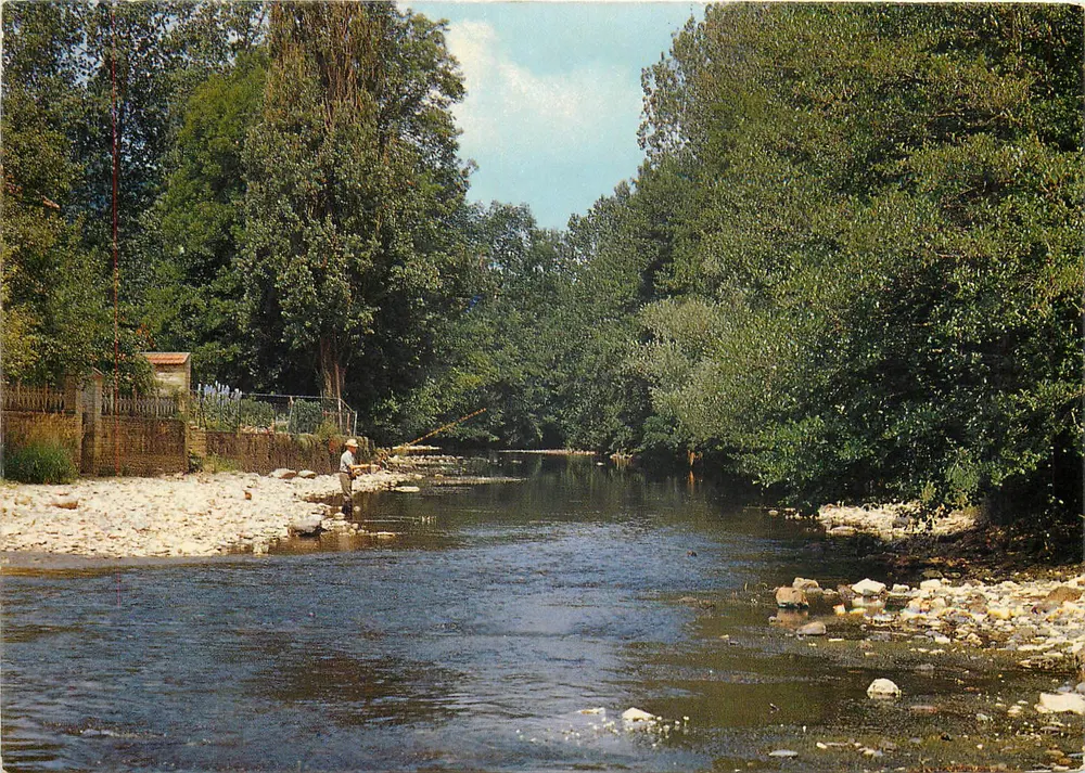 Les bords de la Cure — pêcheur au bord de l'eau — Éditions Le Morvan Touristique, n° 13.872 - Frente