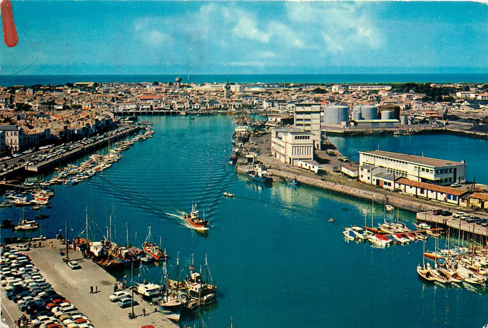 Le port de Les Sables-d'Olonne — vue aérienne du port avec bateaux et quais — éditeur Couleurs Naturelles - Frente