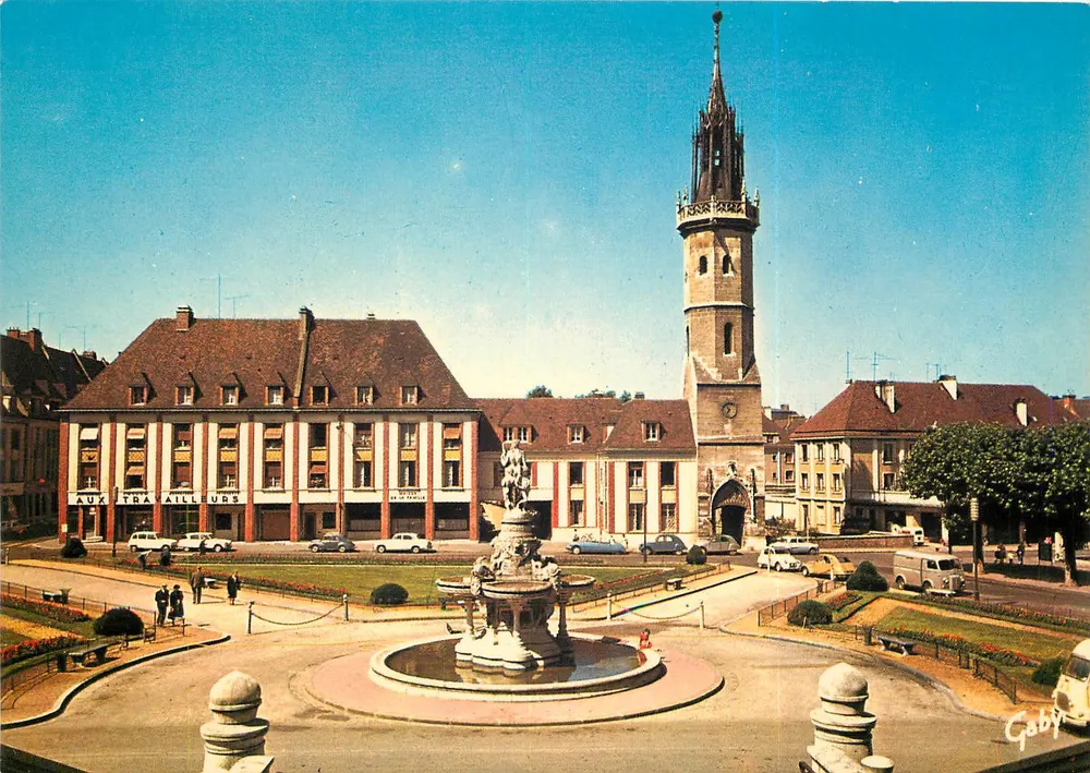 Platz des Generals de Gaulle — Fontäne und Glockenturm — Gabyp - Vorderseite