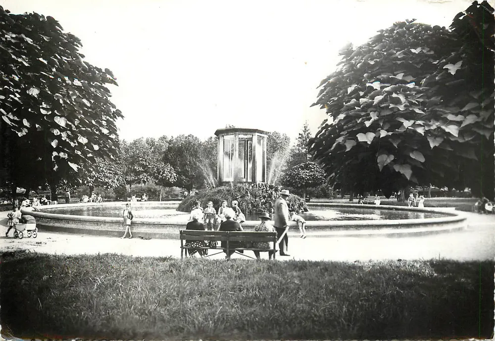 Square Nouvelle, das Aquarium — Chalon-sur-Saône (S.-et-L.) — Echte fotografische Karteikarten - Vorderseite