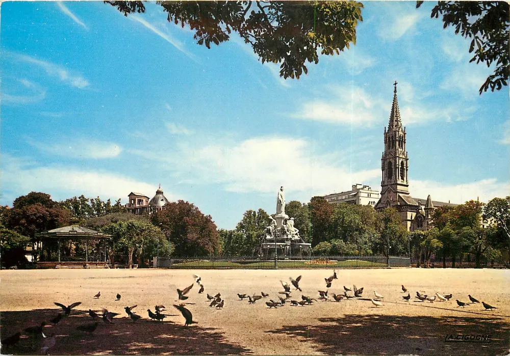 Place de la Libération — Nîmes (Gard) — IA CIGOGNE - Frente