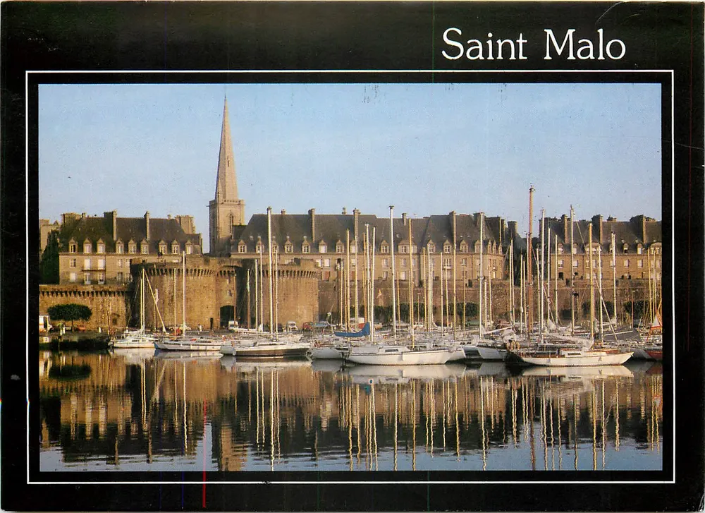 Saint Malo — vista do porto com a cidadela e a frota — Edições Jos - 29150 Châteaulin - Frente