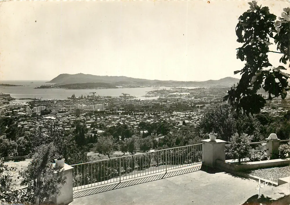 Toulon (Var) - Panoramablick auf Cap Cicié und die « Deux Frères » — Les Éditions d'Art, n° 1.687 - Vorderseite