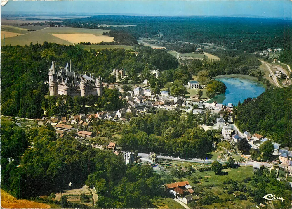 Pierrefonds (Oise) — Visão aérea — O castelo — Ciny - Frente
