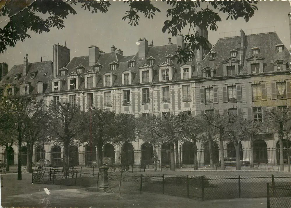 Paris — a praça dos Vosges — CPAdeCollection - Frente