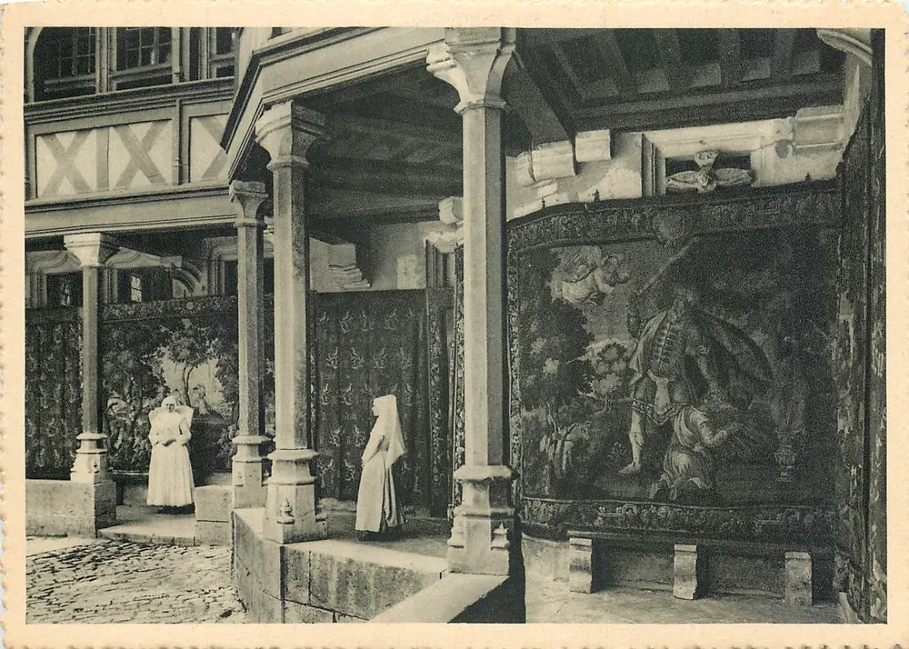 Hôtel-Dieu de Beaune — Teil des Klausurhofes — Exponierte Teppiche - Vorderseite