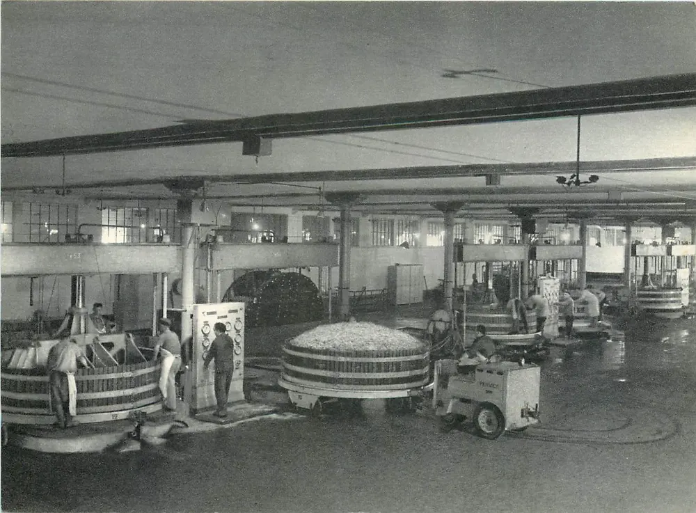 O Centro de Pressuragem — Moët & Chandon, Épernay — Dragger, Photo Lachnoy - Frente