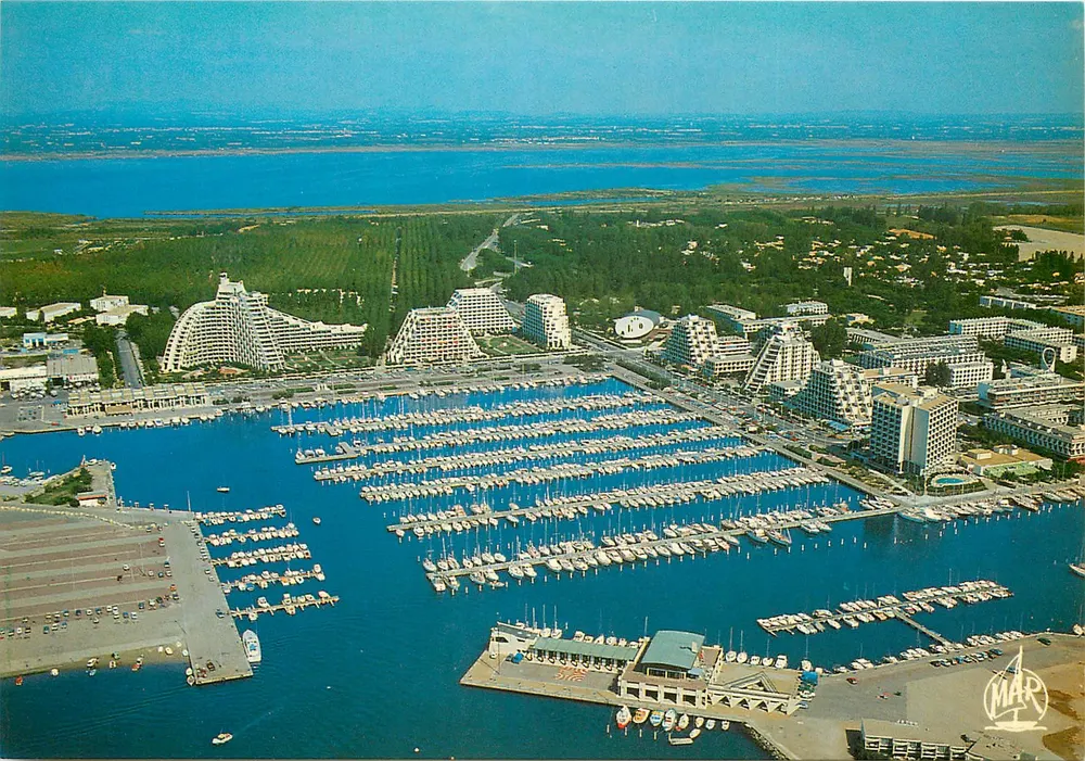 La Grande Motte (34280) — Luftbild der Marina, Gebäude und im Hintergrund, die Große Pyramide — Éditions MAP - Vorderseite